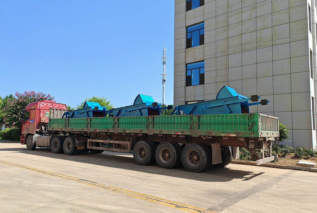 山东东达机电生产的三台往复式给煤机装车发货 山东东达机电生产的三台往复式给煤机装车发货